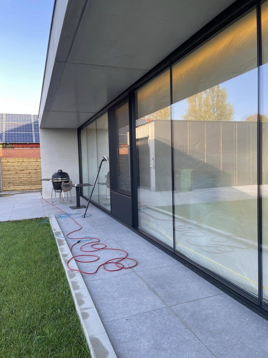Glazen gevel van een woning met zicht op de tuin