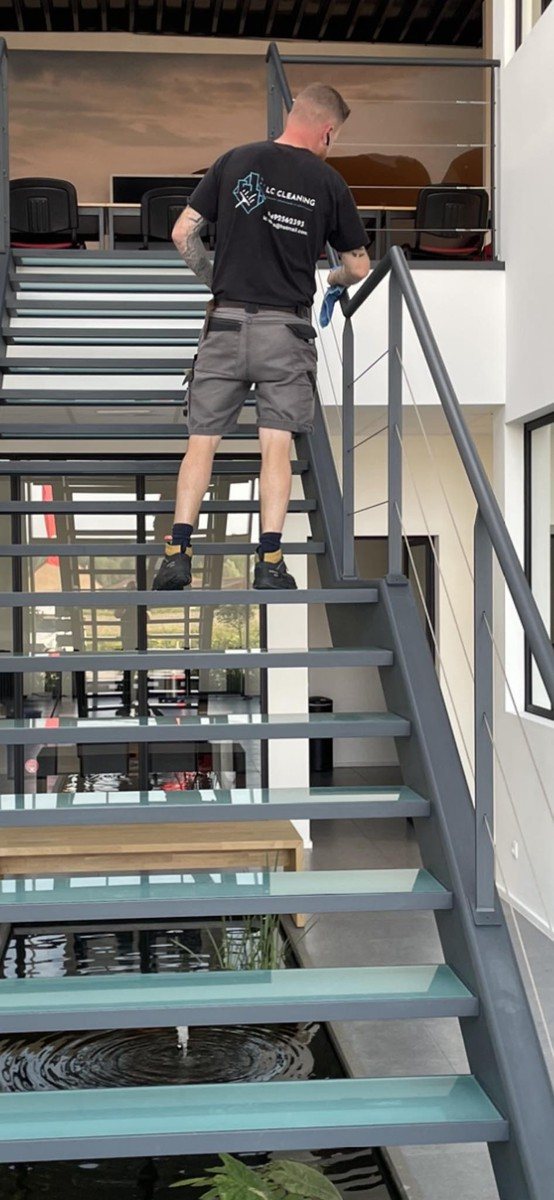 Medewerker op een trap in een gebouw