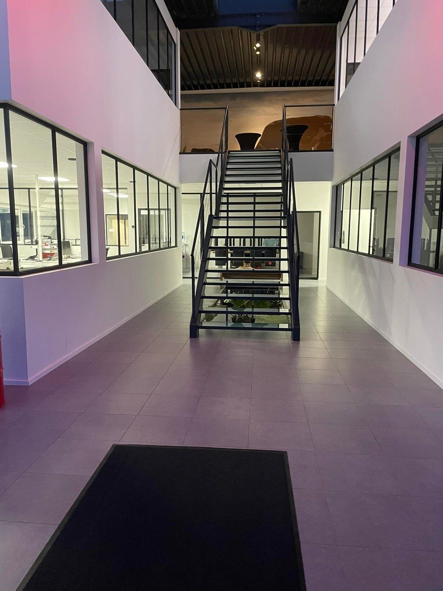 Trappenhal en gang in een bedrijfsgebouw
